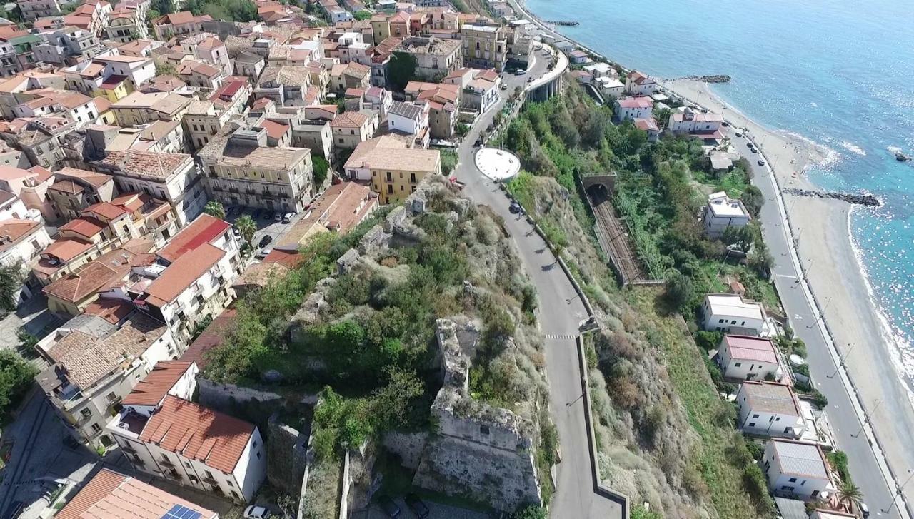 Un Oblo Sul Mare * San Lucido